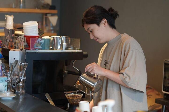 写真：コーヒーをいれる様子