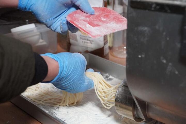 写真：生パスタ作り