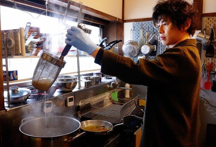 写真：パスタを湯切りする様子