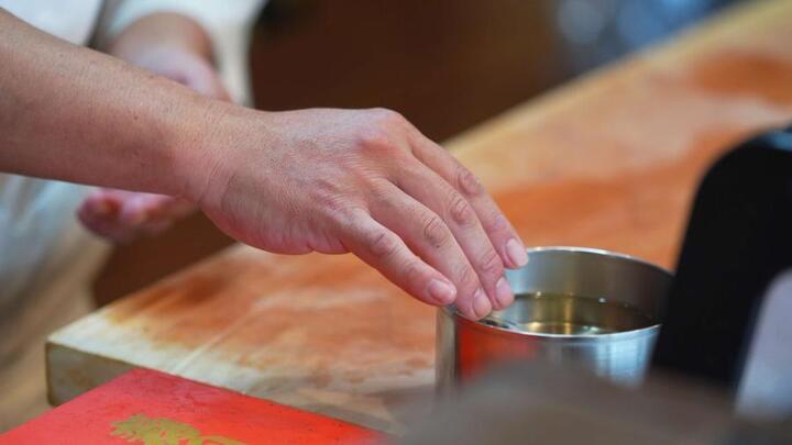 写真：手酢を付ける様子