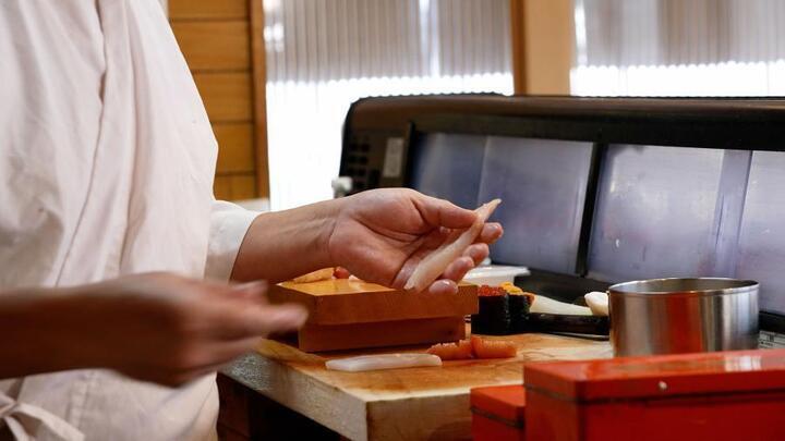 写真：寿司を握る様子