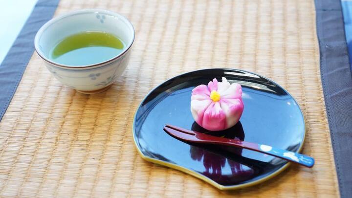 写真：お茶と上生菓子
