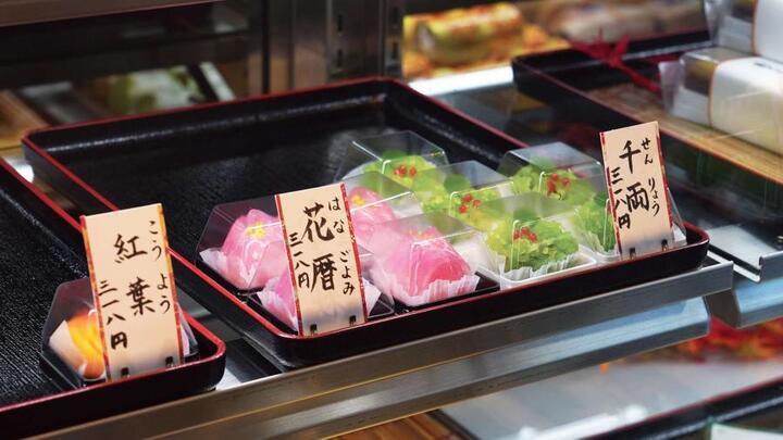 写真：ショーケースに並ぶお菓子1