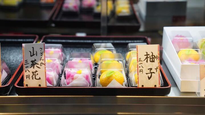 写真：ショーケースに並ぶお菓子2