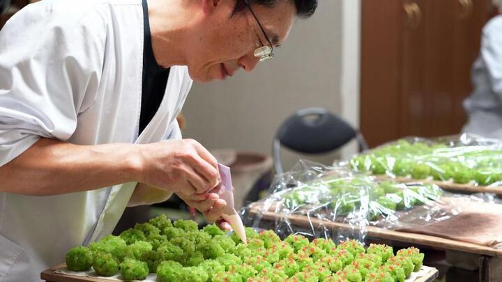 写真：上生菓子を仕上げる様子