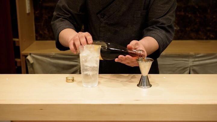 写真：拝島ハイボールを作るところ