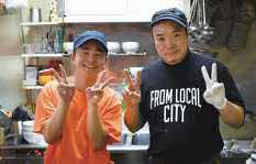 写真：店主の磯田さんとスタッフ