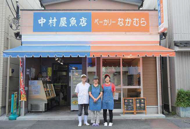 写真：お店の外観とスタッフ