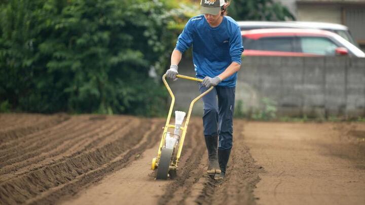 写真：畑を耕す
