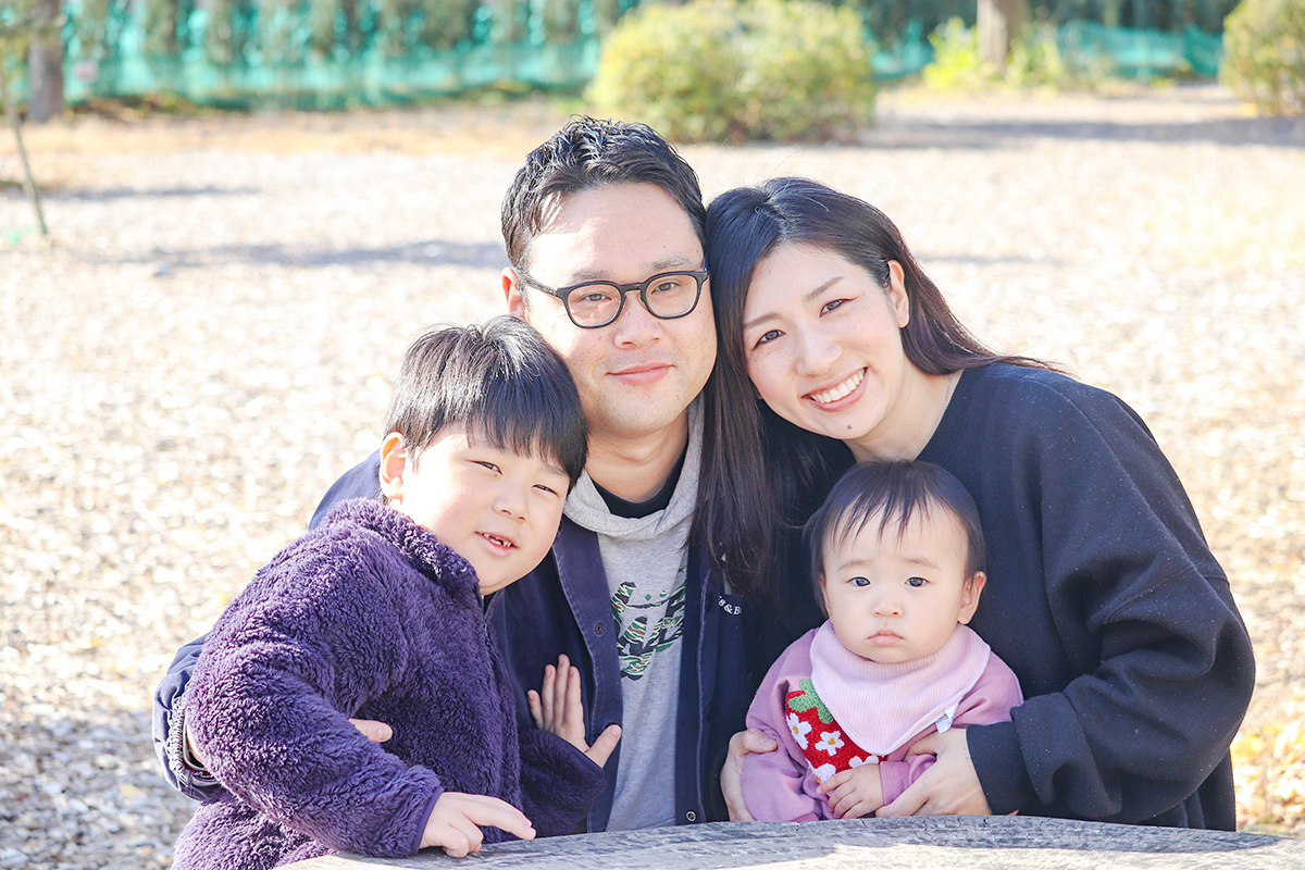 写真：幸せそうな家族