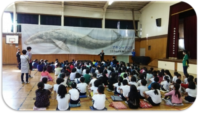 写真：富士見丘小学校くじら横断幕掲示のようす