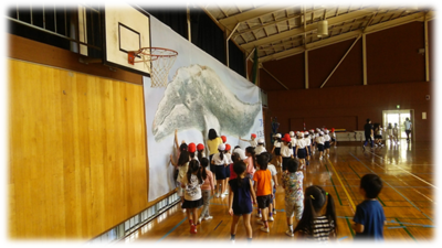 写真：光華小学校くじら横断幕掲示のようす