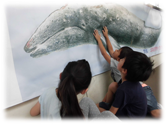 写真：東小学校くじら横断幕掲示のようす