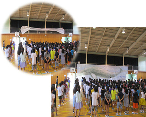 写真：共成小学校くじら横断幕掲示のようす