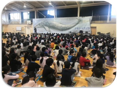 写真：武蔵野小学校くじら横断幕掲示のようす