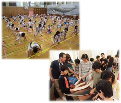 写真：つつじが丘小学校くじら横断幕掲示のようす