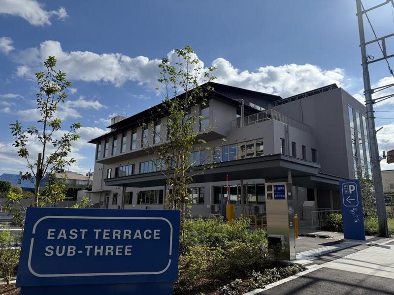 写真：イーストテラス外観