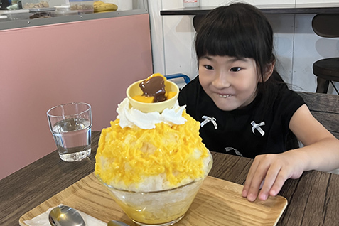 豪華なかき氷を前に喜ぶ子どもの写真