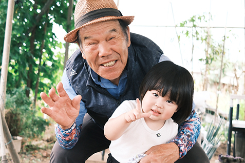 孫と祖父の写真