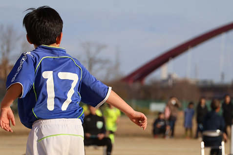 サッカーをする少年の写真