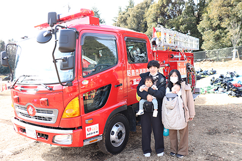 消防車と家族の写真