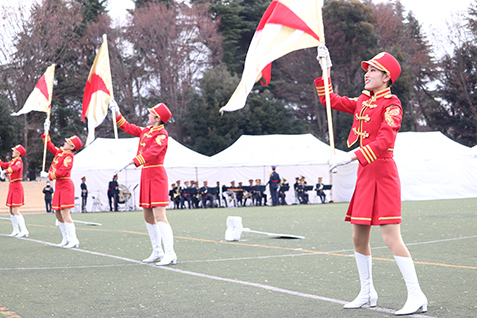 旗を使った演技を近くで見た写真