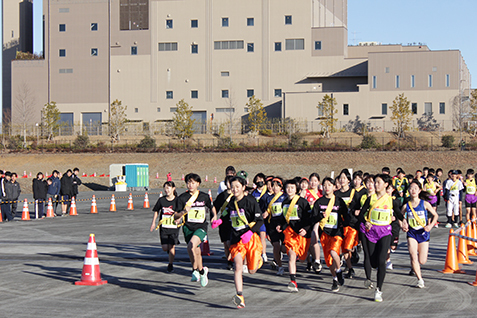 スタートダッシュする選手の写真