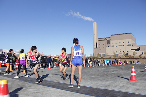 たすきを待つランナーの写真