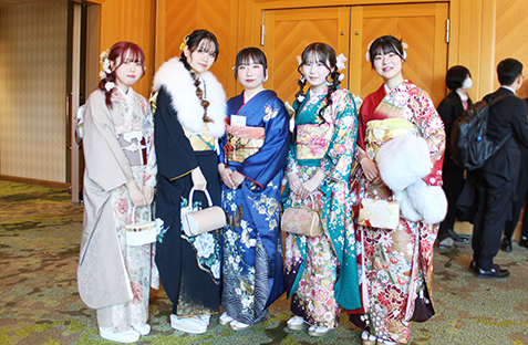 振り袖姿の参加者たちの写真