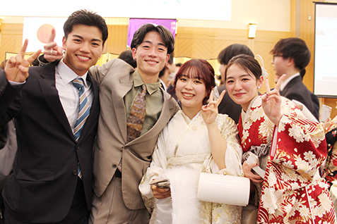 晴れ着でほほえむ参加者たちの写真