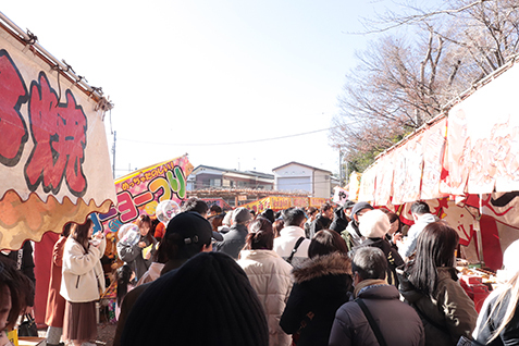 多くの人でにぎわう露店の写真