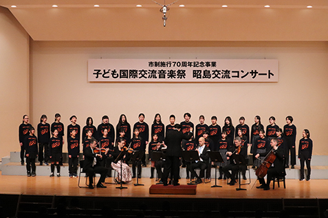 アンサンブルと合唱団の写真