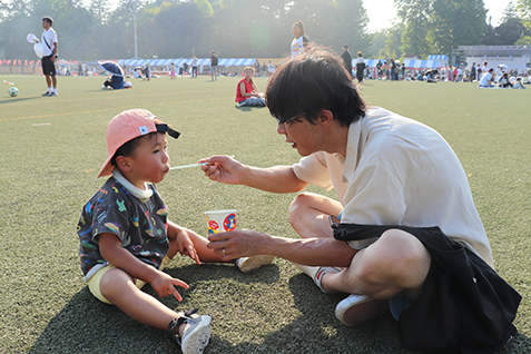 かき氷を食べる親子の写真