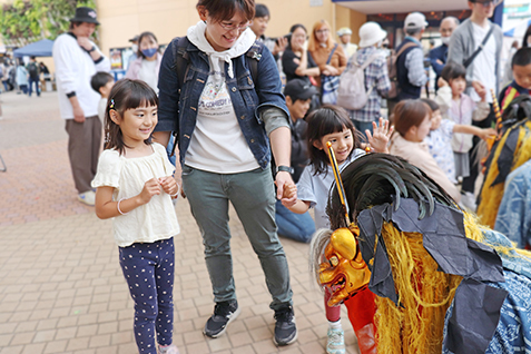 獅子舞と家族の写真