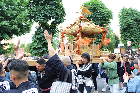 おみこしを担ぐ参加者の写真