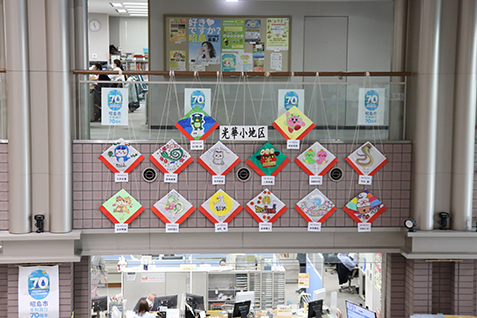 壁面に飾られる凧の写真