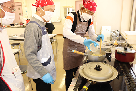 調理をする参加者の写真