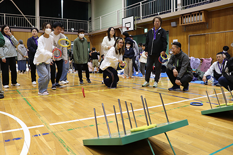 輪投げを楽しむ参加者の写真