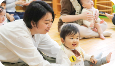 写真：遊ぶママと赤ちゃん