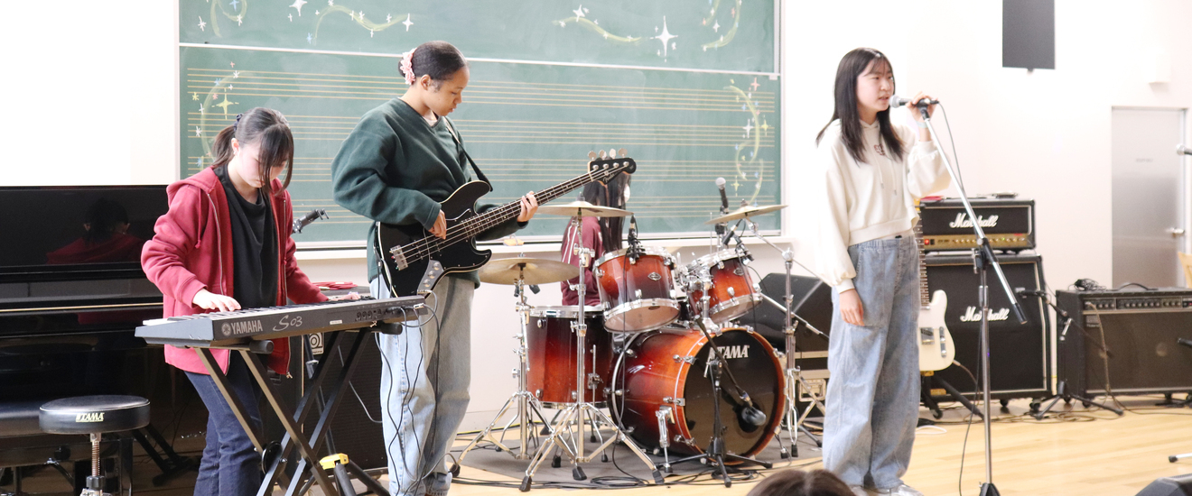 写真：バンド演奏をしている学生