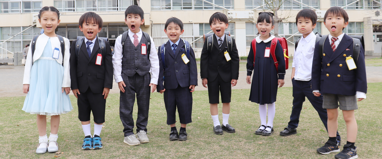 写真：入学式の小学生