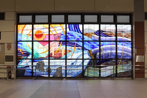 写真：拝島駅自由通路のステンドグラス。クジラや多摩川の流れなどが表現されている。