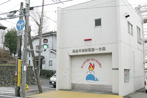 写真：中神坂にある消防団第一分団の詰所。シャッターにクジラが描かれている。