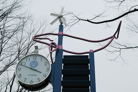 昭島駅北口にあるクジラのエコ時計の画像