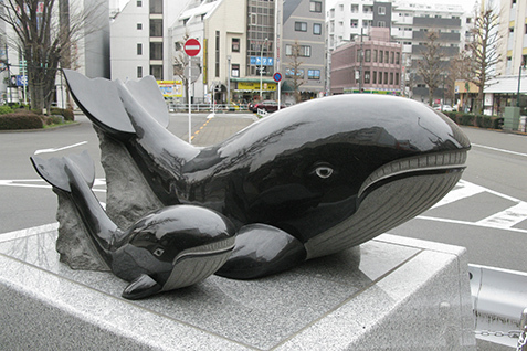 写真：東中神駅北口にあるアキシマクジラの親子、あきちゃん・たまちゃんの像