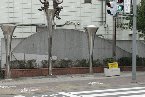 写真：八清通りの入り口にあるポケットパーク。壁面がクジラの形。