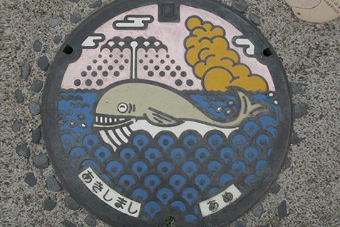 写真：市役所通りなどにあるマンホールのふた