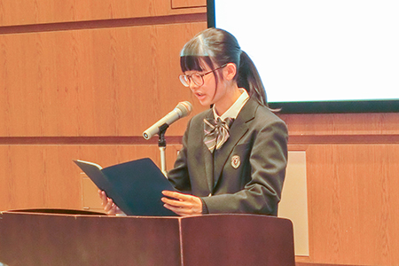 発表をしている生徒の写真