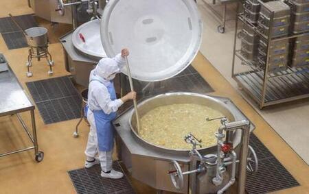 大鍋をかき混ぜているようす