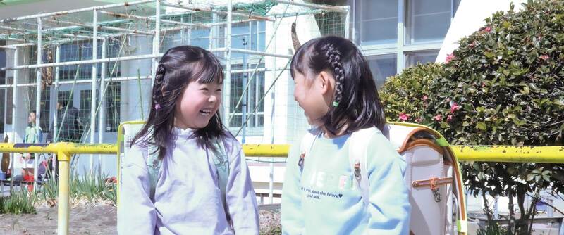 画像：昭和記念公園のみんなの原っぱのベンチに座る家族